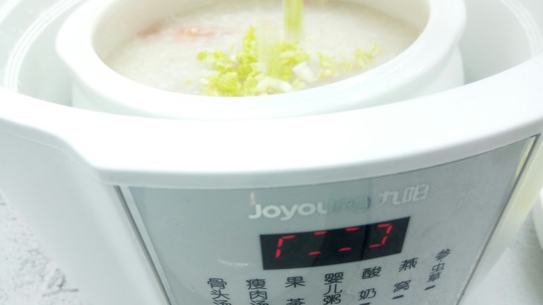 鲜虾砂锅粥,最后20分钟加海虾继续煲,煲粥到最后5分钟,加入娃娃菜。