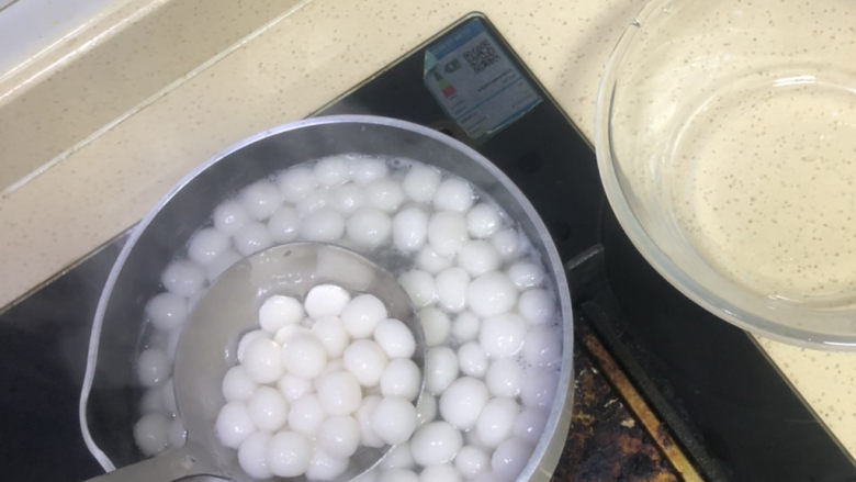 水果酒酿圆子🍡,捞出放入凉水，可以增加圆子的嚼劲。