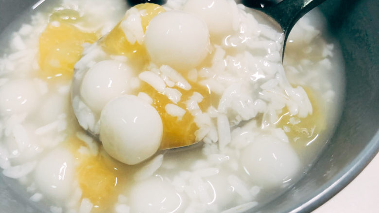 水果酒酿圆子🍡,大功告成!!!加点爱吃的水果(我是蓝莓)开吃!!!