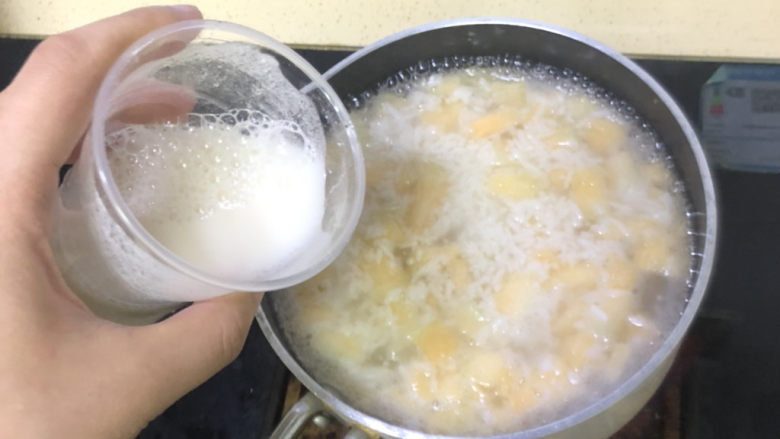 水果酒酿圆子🍡,加入勾兑好的淀粉,增加黏稠度,煮沸即可出锅