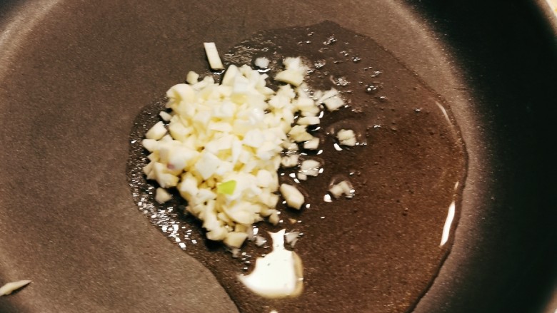 酸辣黄瓜条,起油锅 油热后放入蒜末
