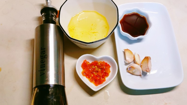 酸辣黄瓜条,黄瓜腌制时 准备好其它调味品