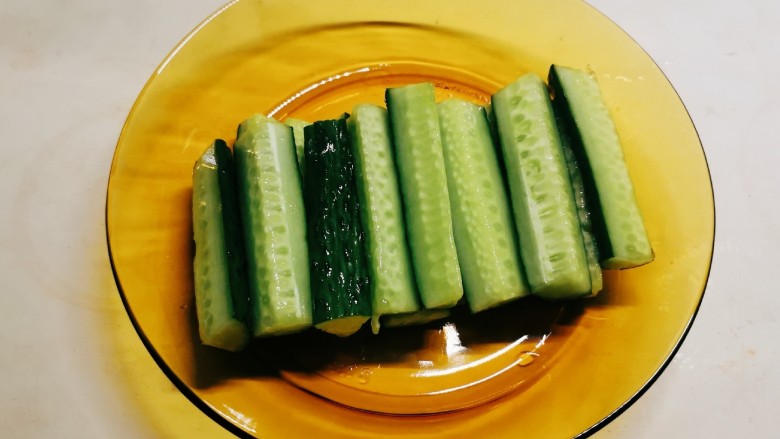 酸辣黄瓜条,黄瓜条也腌好了 攥干水分 码放盘中