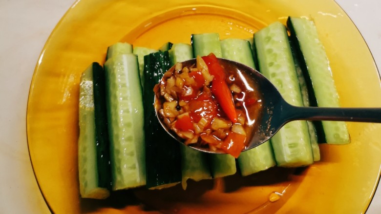 酸辣黄瓜条,浇上碗汁