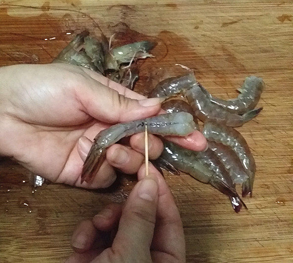 鲜虾饼,大虾洗净后,去头去虾线