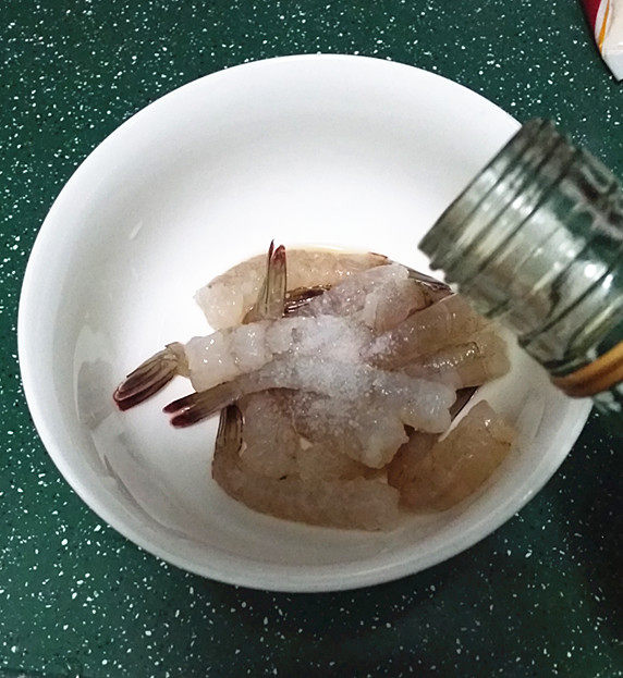 鲜虾饼,放入小碗中,加少许食盐和料酒腌制一会儿去用腥又入味