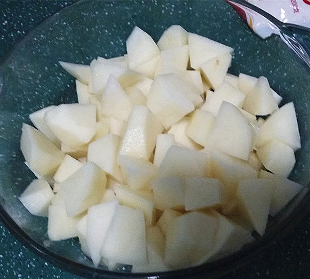 鲜虾饼,<a style='color:red;display:inline-block;' href='/shicai/ 23'>土豆</a>去皮洗净切块,送入微波炉高火加热5~8分钟