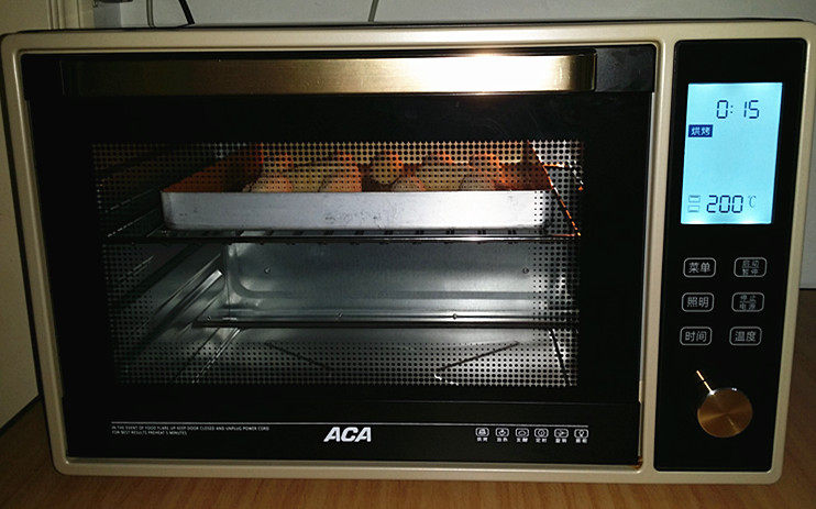 鲜虾饼,送入预热好的烤箱中层:200度上下火,烤15分钟左右