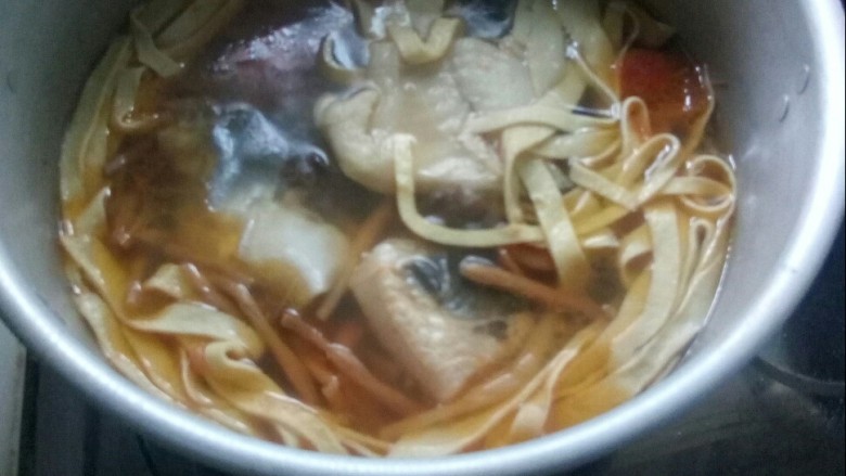 鲜美巴沙鱼汤,半小时后,关火。