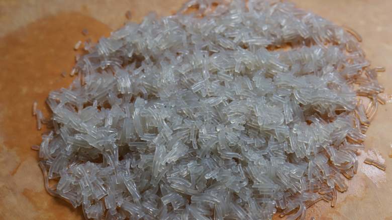 韭菜鸡蛋粉丝包子,发酵面团的时候来准备包子馅,红薯粉丝入锅中煮熟,煮熟以后捞出来,切碎备用,也有朋友用绿豆粉丝,但我觉得不如红薯粉丝好吃。