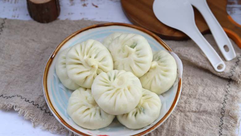 韭菜鸡蛋粉丝包子,发酵好的包子冷水上锅蒸,水开后蒸10分钟就可以,蒸制的时间要随着包子的大小而定,通常十几分钟足够蒸好了,只要面团揉到位,什么时候打开锅盖,包子都不会塌陷,不会瘪掉。