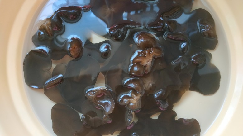 黄瓜木耳炒鸡蛋,<a style='color:red;display:inline-block;' href='/shicai/ 233'>木耳</a>提前泡发,洗净,控干水分备用