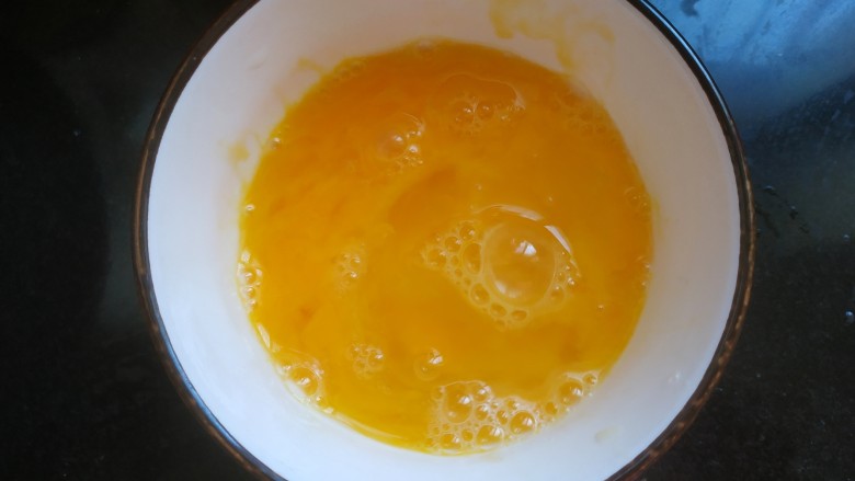 黄瓜木耳炒鸡蛋,<a style='color:red;display:inline-block;' href='/shicai/ 9'>鸡蛋</a>打散,调匀