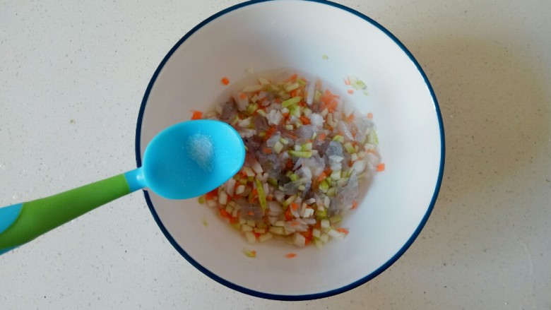 鲜虾饼,加入适量盐,搅拌均匀