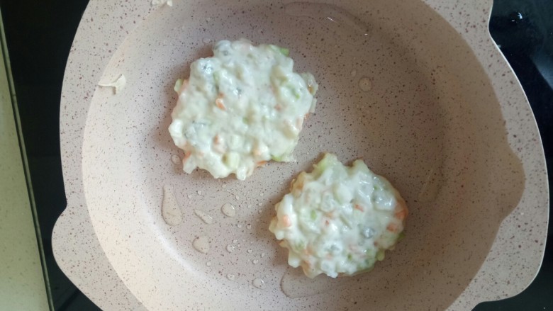 鲜虾饼,舀适量面糊倒入平底锅中,摊成小饼