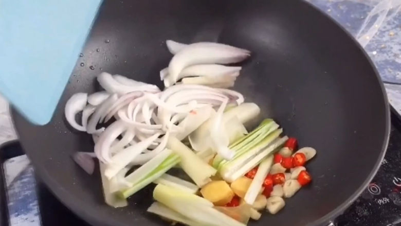 干锅千页豆腐,放入大蒜,小米椒,大葱,洋葱,姜片小炒爆香