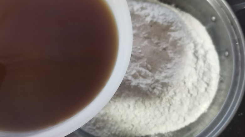 红枣红糖馒头,红糖用温水融化,依次倒入面粉中