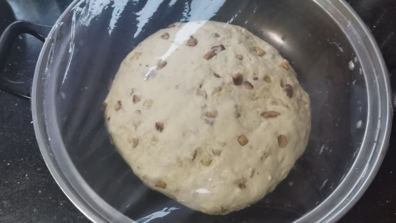 红枣红糖馒头,盖上保鲜膜,醒发1小时