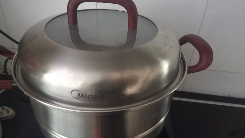 红枣红糖馒头,醒好的馒头水烧开蒸15分钟,焖5分钟