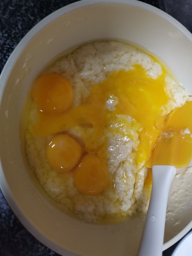 古早味蛋糕,如此细腻绵软的蛋糕,你吃过没?,等面糊放10分钟以上,放凉了,再加入蛋黄