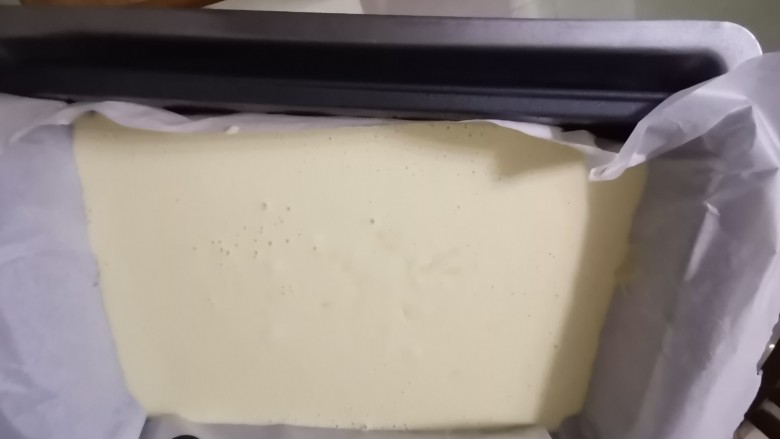古早味蛋糕,如此细腻绵软的蛋糕,你吃过没?,大烤盘下面一段要加温水哦,5厘米左右