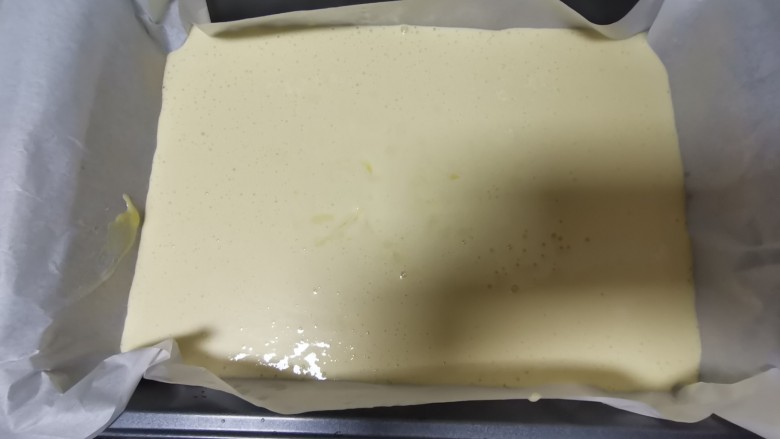 古早味蛋糕,如此细腻绵软的蛋糕,你吃过没?,把面糊糊放在铺了油纸的方形烤盘里面,烤盘下面还有一个大烤盘哦