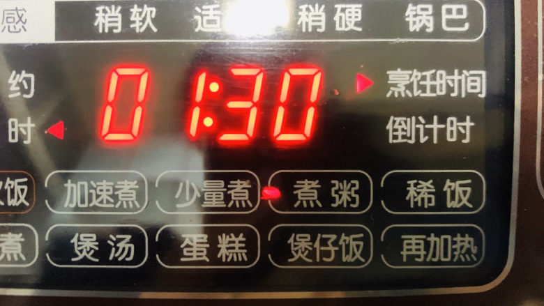 红枣黑米粥,把电饭煲调到煮粥健;