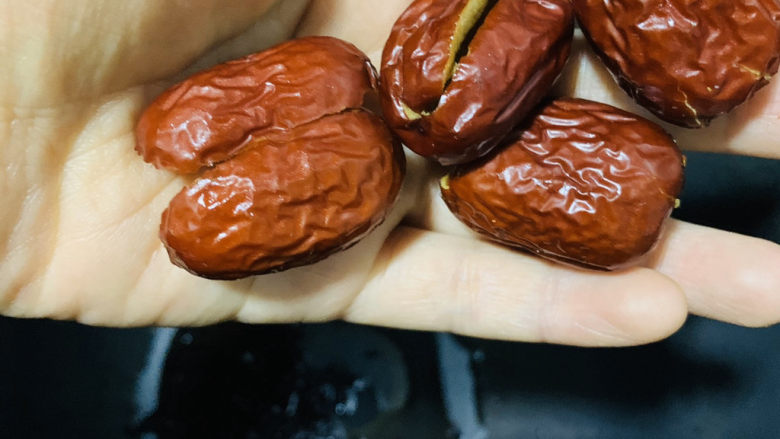 红枣黑米粥,把红枣放入电饭煲;