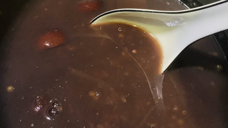 红枣黑米粥,预约时间到,粥就煮完了?打开电饭煲,稍微搅拌下;