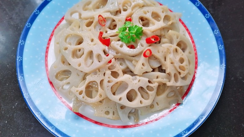 醋溜藕片,装盘,放上辣椒和香菜点缀