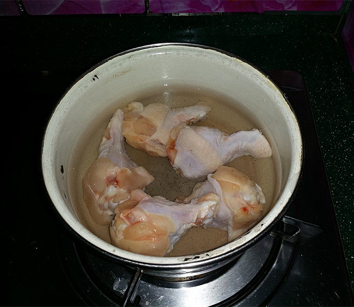 蜜汁鸡腿,<a style='color:red;display:inline-block;' href='/shicai/ 92'>鸡腿</a>洗净,放冷水锅焯沸后洗净沥干