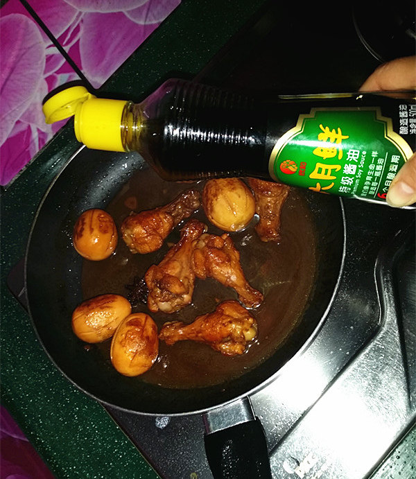 蜜汁鸡腿,炖至完全上色,滴少许特级酱油提鲜