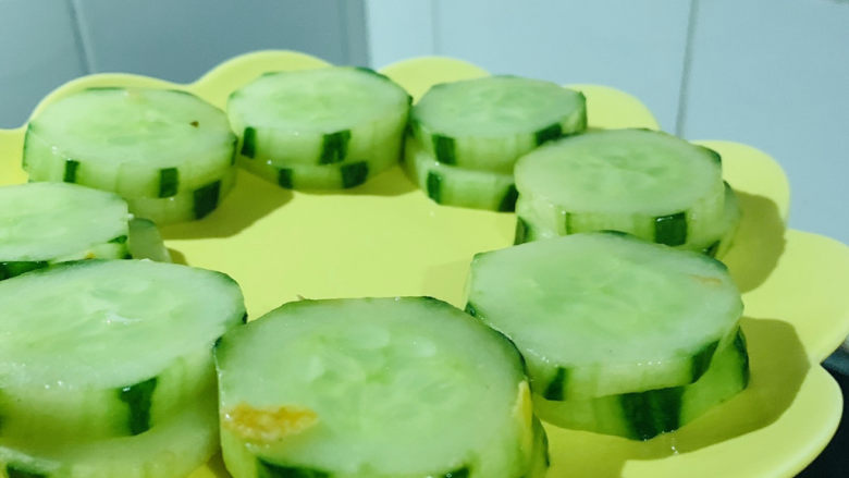 黄瓜木耳炒鸡蛋,先把黄瓜夹出摆盘,把黑木耳鸡蛋放在中间;
