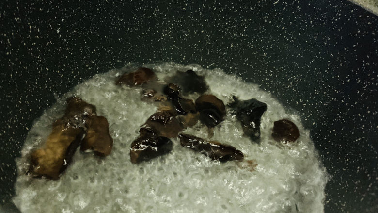 黄瓜木耳炒鸡蛋,锅里烧开水,放点盐,先把木耳捞熟;