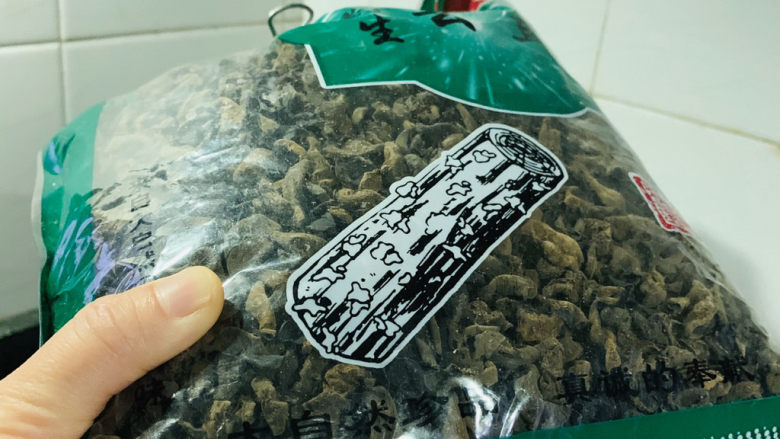 黄瓜木耳炒鸡蛋,家里有一大包黑木耳,吃多少取多少;