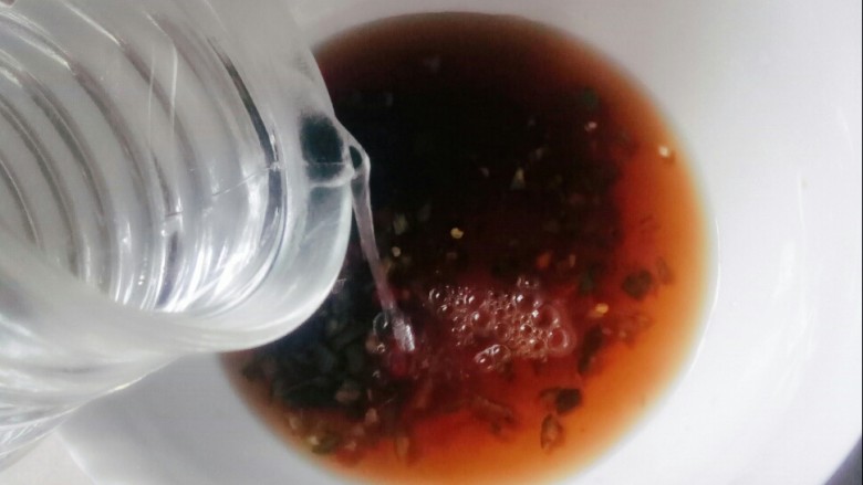 #开味小菜# 酸爽萝卜,倒入凉开水。