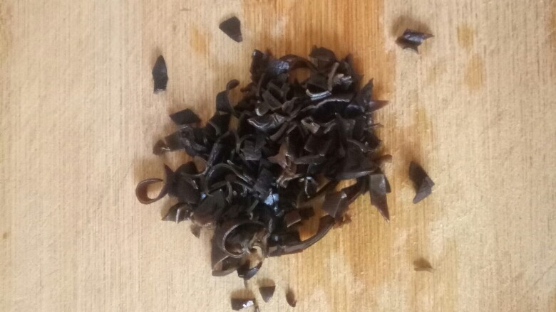 鲜虾砂锅粥,木耳提前泡发,切碎