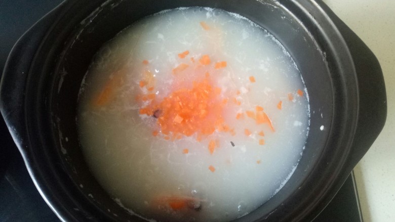 鲜虾砂锅粥,大火煮开转小火煮15分钟,加入胡萝卜丁