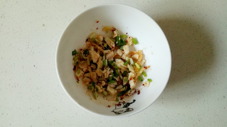 白灼大虾,起锅烧热油,浇入碗中。用筷子搅拌均匀