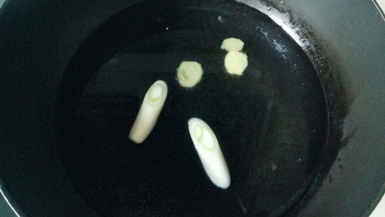 白灼大虾,加入葱姜段,大火煮开