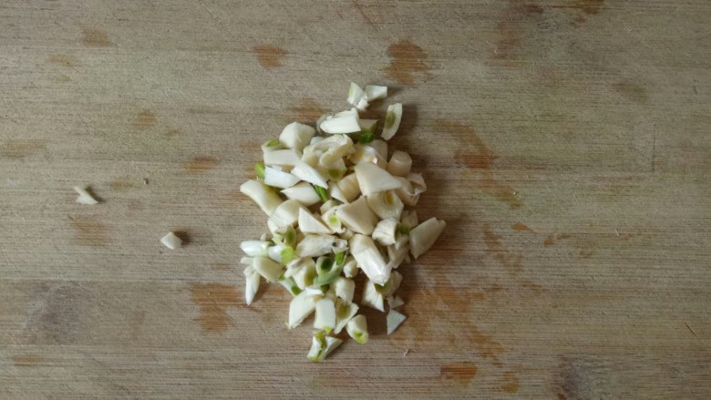 白灼大虾,蒜切末(自己家种的蒜都发芽了),放入碗中