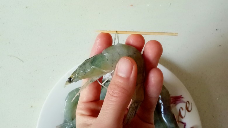 白灼大虾,用牙签取出虾线,冲洗干净,用柠檬片腌制15分钟