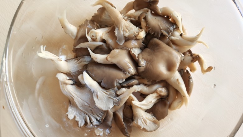 炸平菇(多口味超详细),把特别大朵的平菇撕成几片,小朵的我没撕开,大小这个随意吧。然后攥干平菇里的水分,敲重点:尽可能多的挤去平菇里的水分,防止油炸时崩油。