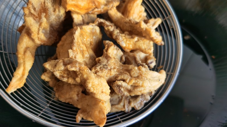 炸平菇(多口味超详细),复炸时油温要高,这样炸好的平菇不吸油,油温太低平菇会很软榻油腻。