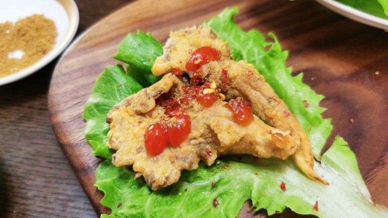 炸平菇(多口味超详细),也可以用生菜叶包着吃,会更健康。