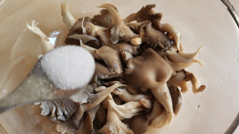 炸平菇(多口味超详细),平菇里加入适量盐拌匀,这时可再挤一次水分。