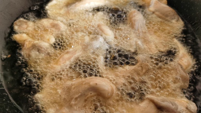 炸平菇(多口味超详细),油锅油烧热后,放入平菇炸至脆硬捞出控油。
注意不要油温太低就放平菇,也不要一次放太多入锅。