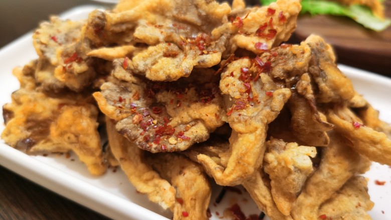 炸平菇(多口味超详细),撒到炸好的平菇上。