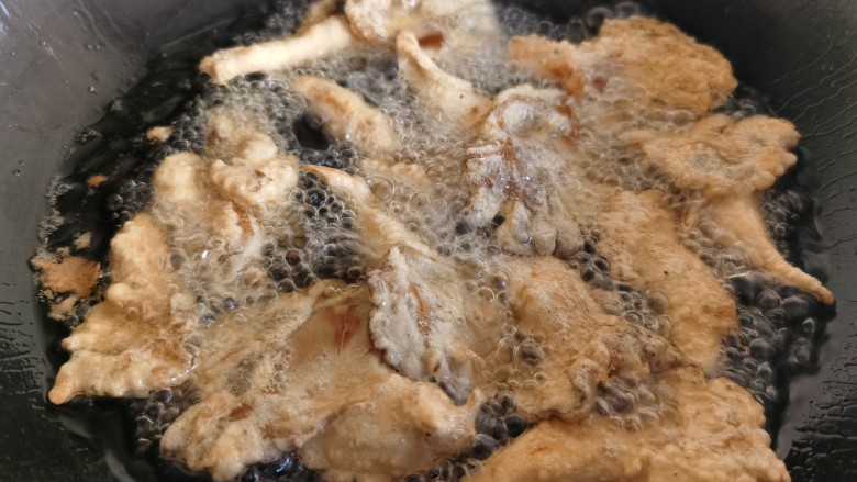 炸平菇(多口味超详细),第一遍炸完后,升高油温复炸一次,至平菇金黄酥脆时即可。