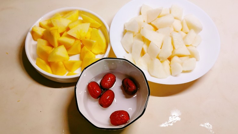 苹果雪梨汤,<a style='color:red;display:inline-block;' href='/shicai/ 2470'>红枣</a>清洗干净 食材处理好